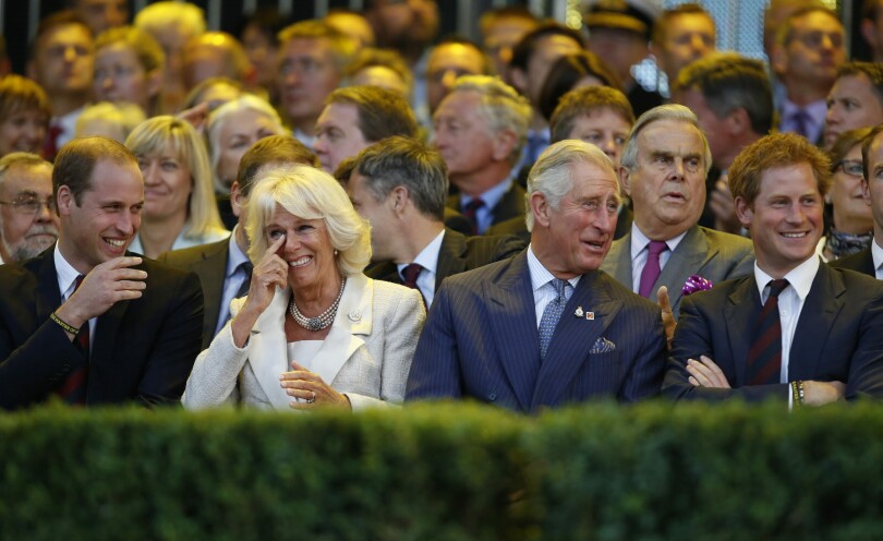 Le prince William, Camilla, duchesse de Cornouailles, le prince Charles et le prince Harry rient lors de la cérémonie d'ouverture des Invictus Games à Londres, le 10 septembre 2014.