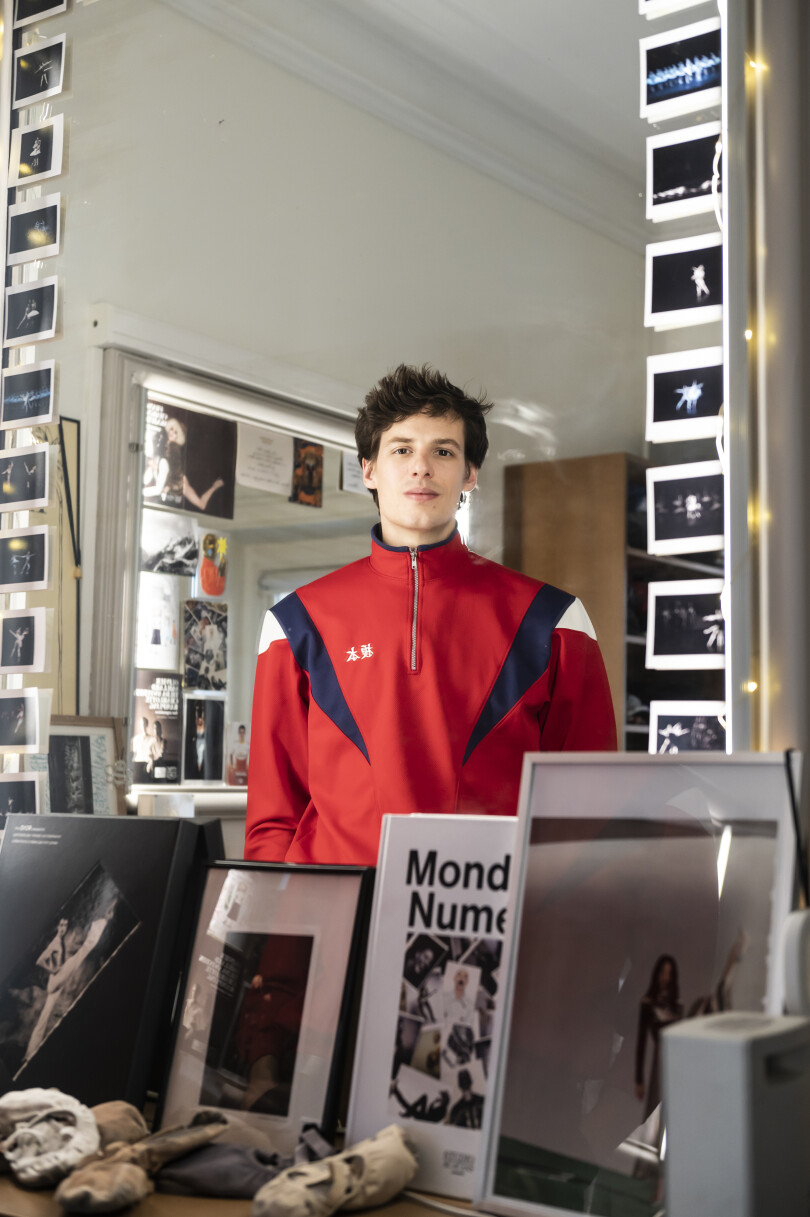 Germain Louvet pose dans sa loge du palais Garnier, à Paris.