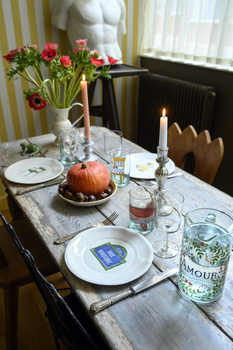 Sur la table à manger, on retrouve des produits de la marque de Marin Montagut.