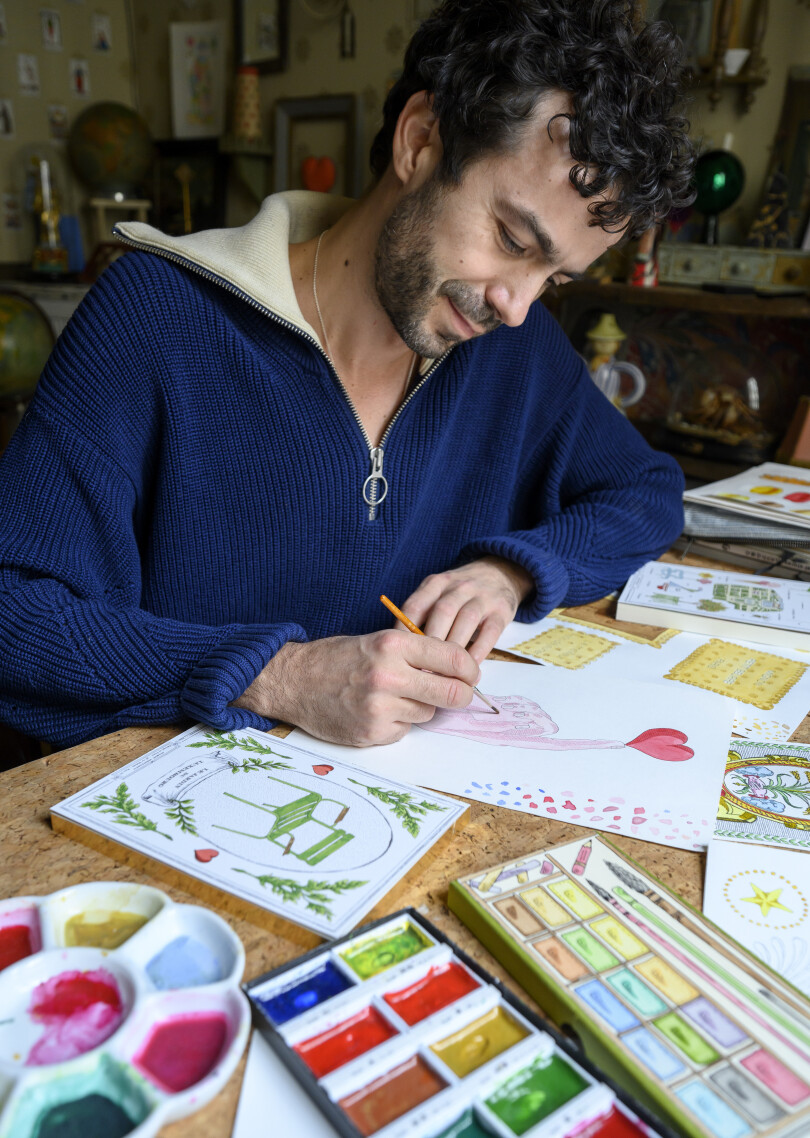 Marin Montagut, en train de peindre, dans sa maison parisienne.