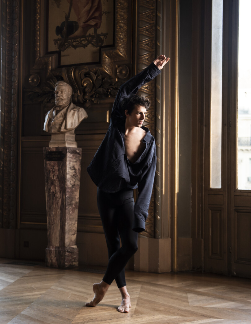 Le danseur étoile Germain Louvet dans le grand foyer du palais Garnier, à Paris.