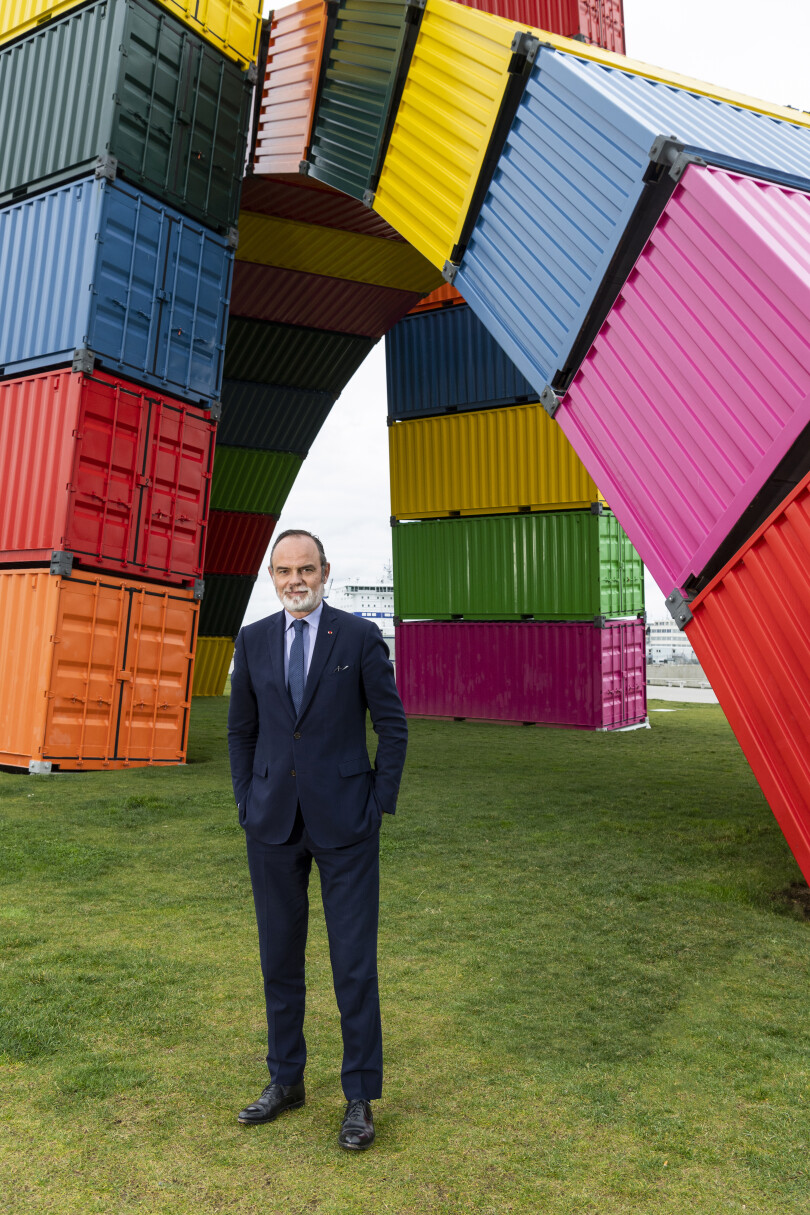 Édouard Philippe pose devant la Catène de Containers, de Vincent Ganivet, au Havre, en janvier 2022.