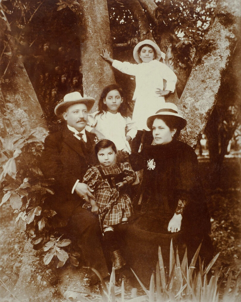 Le grand-père d'Albina du Boisrouvray, Simon Patino, pose avec sa famille, dans les années 1910.