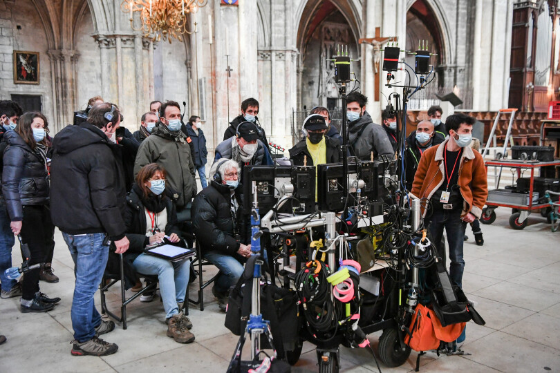 Sur le tournage de Notre-Dame brûle, le cinéaste Jean-Jacques Annaud surveillant le cadrage des trois caméras utilisées simultanément.