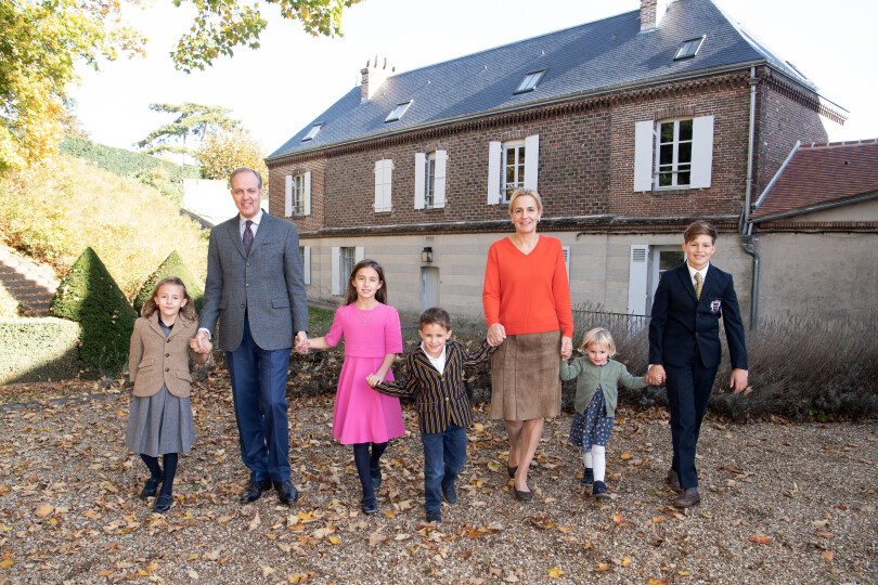 Le Comte et la Comtesse de Paris en compagnie de leurs cinq enfants, à Dreux.