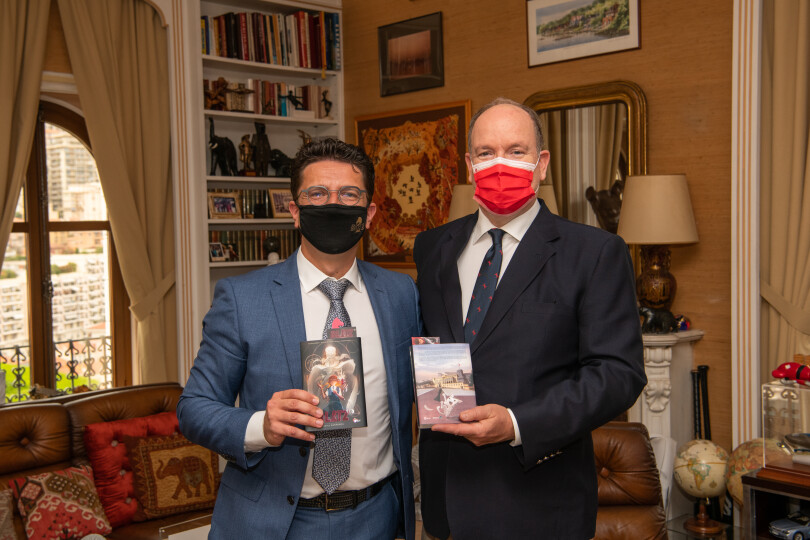 Le prince Albert II de Monaco avec Cédric Biscay, l’un des auteurs du manga Blitz.