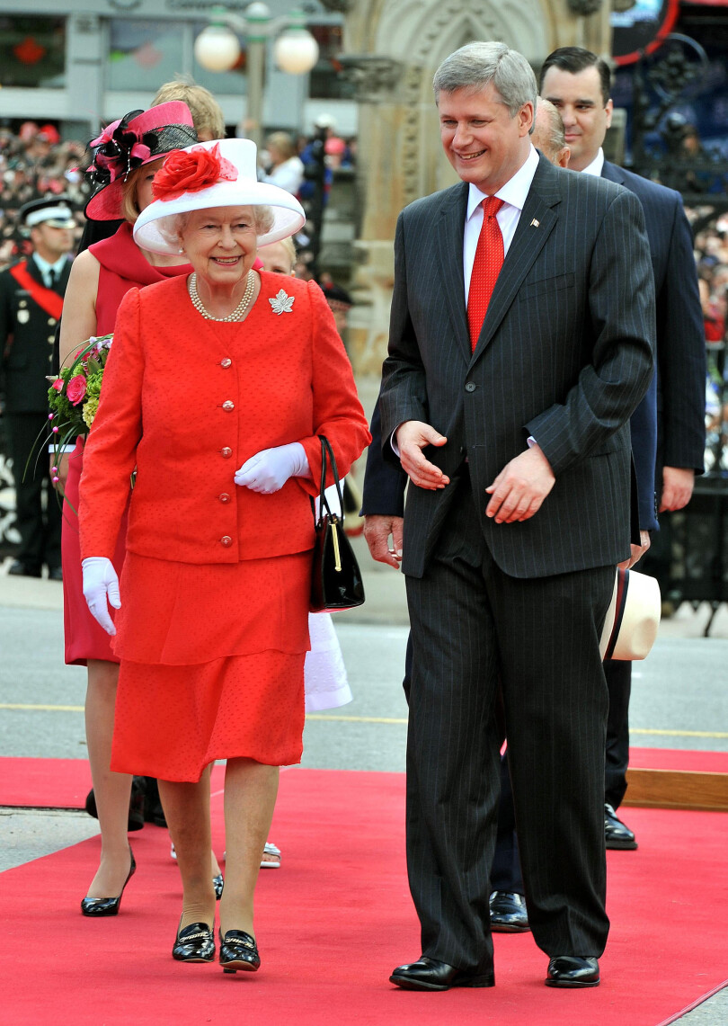 Élisabeth II et le Premier ministre canadien Stephen Harper, le 1er juillet 2010, au Canada.
