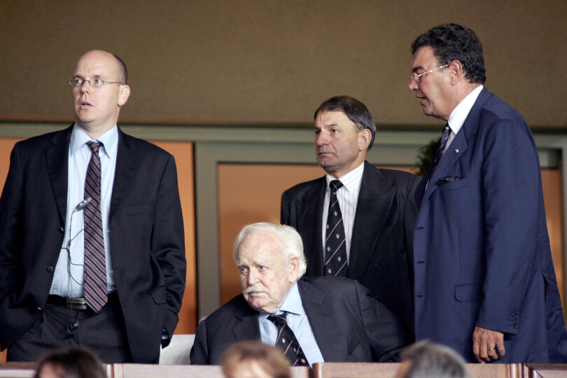 Les princes Albert et Rainier de Monaco, le colonel Fringant et Michel Pastor au stade Louis II, à Monaco, le 11 septembre 2004.