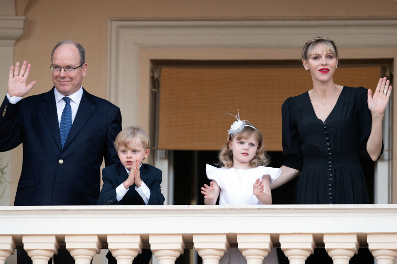 Albert et Charlène de Monaco avec leurs enfants, le prince héréditaire Jacques et la princesse Gabriella, au défilé de la Fête de la St Jean, le 23 juin 2020.