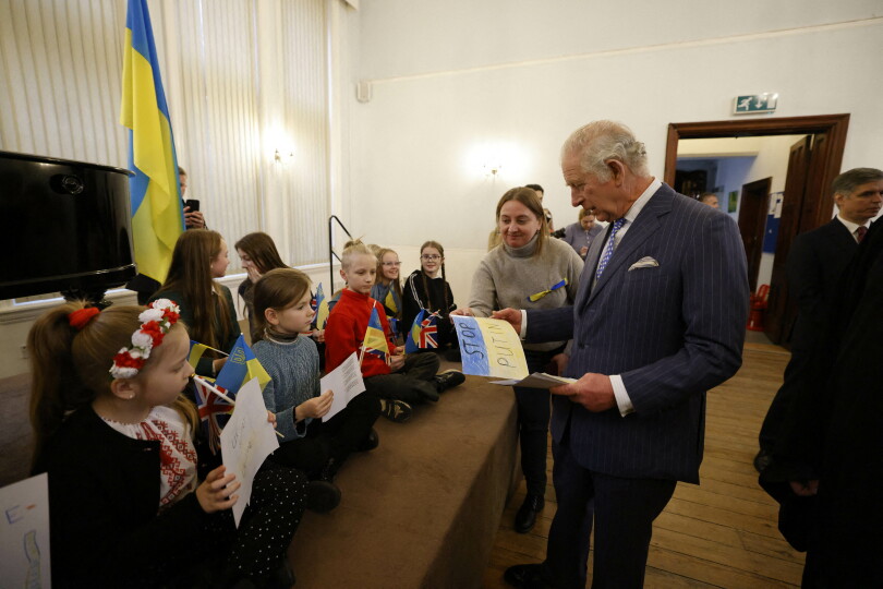 Le prince Charles tient dans ses mains un dessin où il est inscrit "Arrêtez Poutine", lors d'un déplacement à la cathédrale catholique ukrainienne de Londres, le 2 mars 2022.