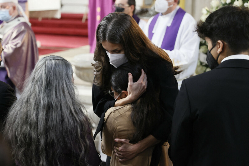 La reine d'Espagne console un membre d'une des familles des marins de Pontevedra morts en mer
