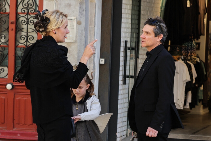 Philomena d’Orléans, Comtesse de Paris, discute avec Alexis Francis-Boeuf, le fils de Micaela, à Saint-Jean-de-Luz, le 23 mars 2022.