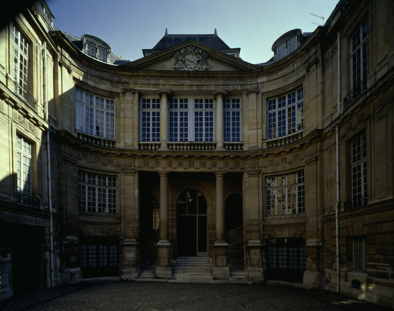 Le magnifique hôtel Lambert et sa cour.