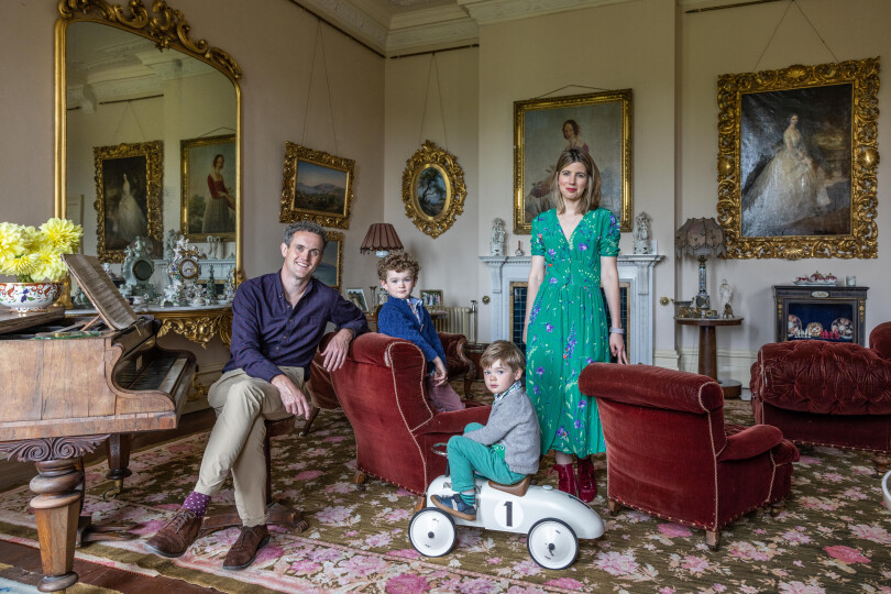 Richard, Carol-Anne et leurs fils posent dans le salon de Clonalis House.