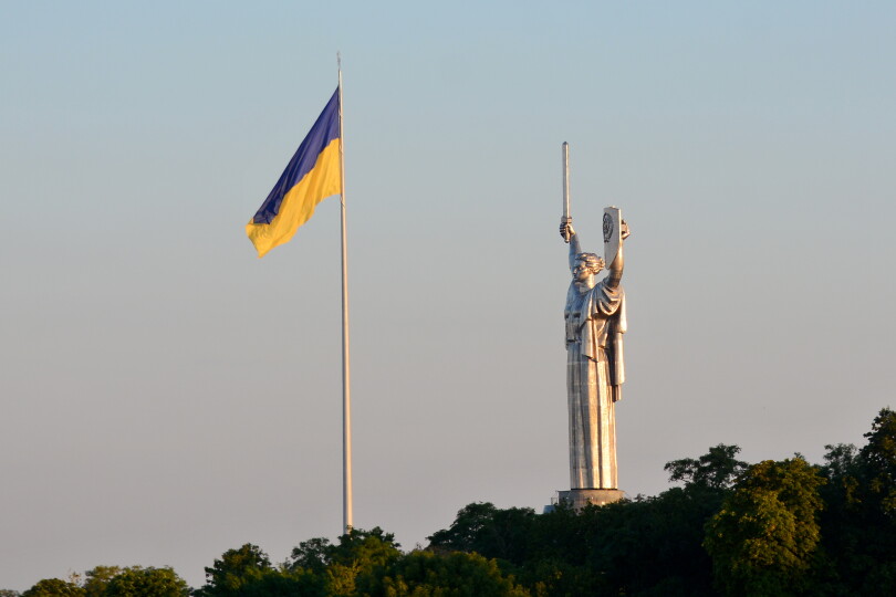 Le drapeau ukrainien flotte à côté de la statue de la Mère-Patrie à Kiev, le 23 août 2020.
