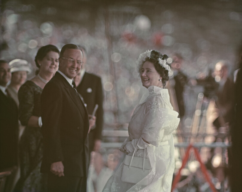 La reine Elizabeth, la reine mère, au Surf Carnival à Manly Beach, Sydney, lors de sa tournée en Australie en 1958.