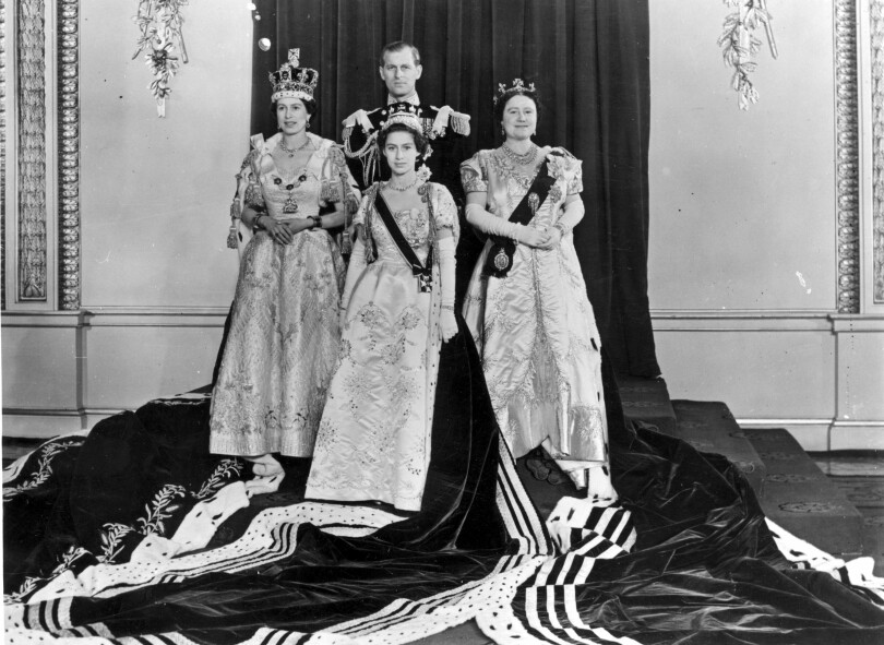 La reine Élisabeth II, le duc d'Édimbourg, la princesse Margaret et la reine Elizabeth, la reine mère dans la salle du trône du palais de Buckingham après la cérémonie du couronnement d'Élisabeth II, le 3 juin 1953.