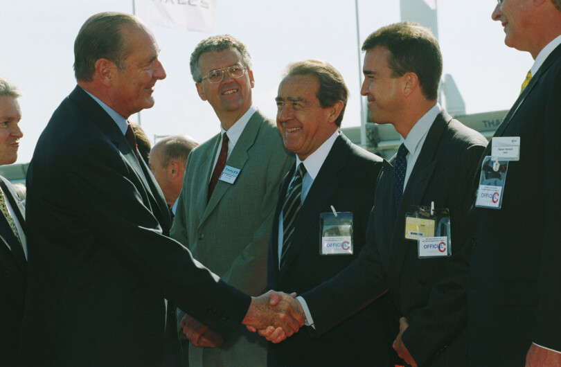 Jean-Luc Lagardère avec son fils et héritier, Arnaud, saluant Jacques Chirac, en 2001.