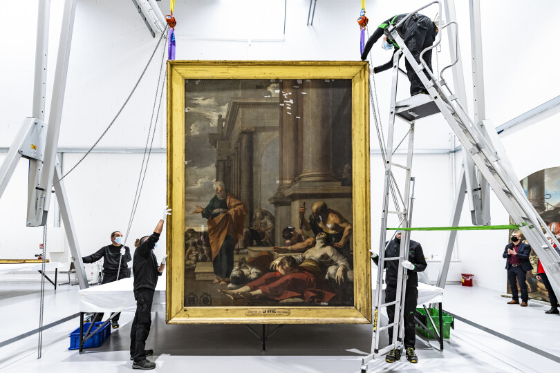 Saint Pierre guérissant les malades de son ombre, un des tableaux de Notre-Dame de Paris, en cours de restauration.