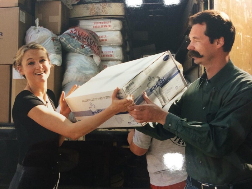 La princesse Lilly de Sayn-Wittgenstein-Berleburg avec le cofondateur de Interhelp, Ulrich Behman, en Bosnie en 1995.