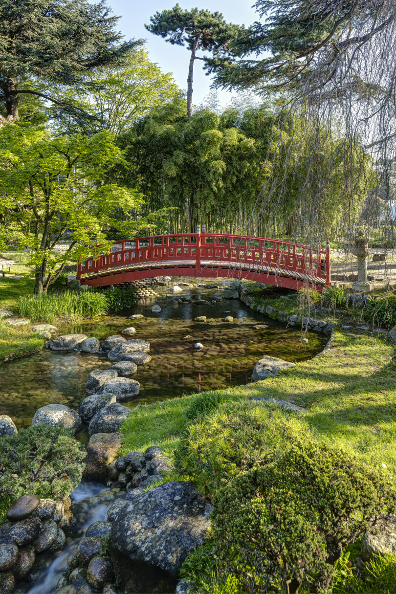 Le jardin, conçu par le chef jardinier Louis Picard, suit aussi la mode du japonisme qui se répand en Europe à la fin du XIXe siècle grâce aux expositions universelles.