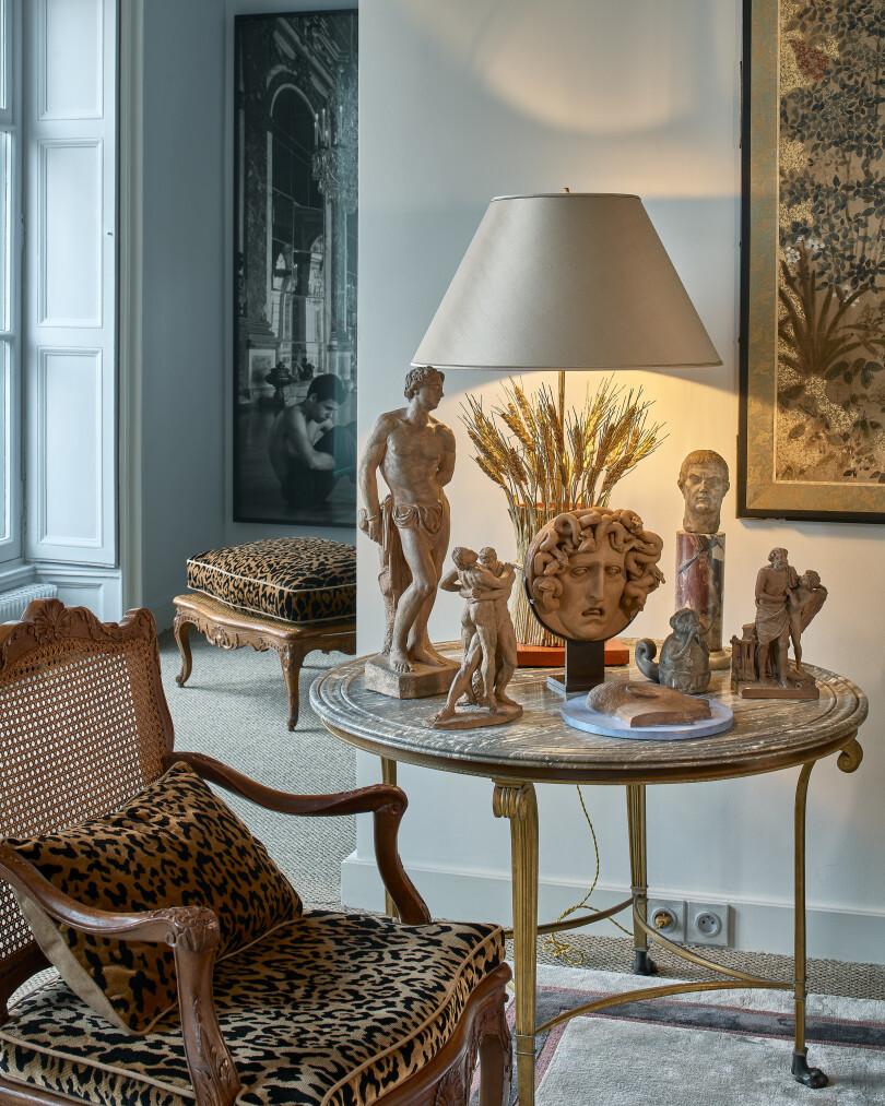 Sur le guéridon, la tête de méduse et les terres cuites, un saint Sébastien en bronze et une lampe «gerbe de blé» qui aurait appartenu à Coco Chanel.