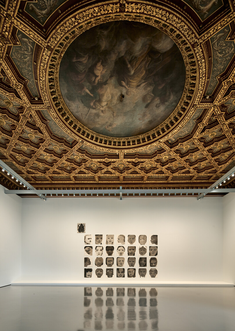 Inspirée d’images photographiques, la série de portraits Trahison, des encres sur papier de 1994, est une condamnation de la classification des races durant l’apartheid en Afrique du Sud.