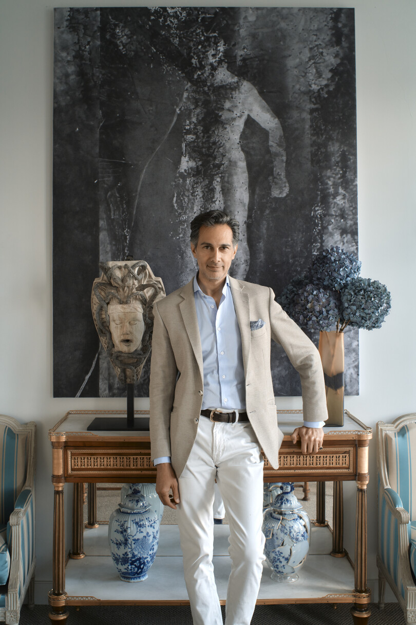 Amin Jaffer, le conservateur de la Collection Al Thani, dans sa salle à manger devant le tableau de Persée, de Zhang Yunyao.