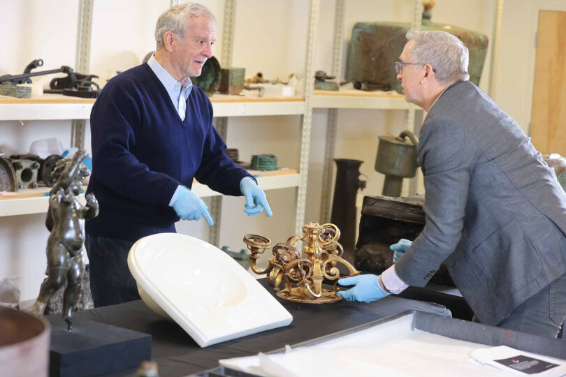 Paul-Henri Nargeolet discute avec le directeur des collections, Jeffrey Taylor.