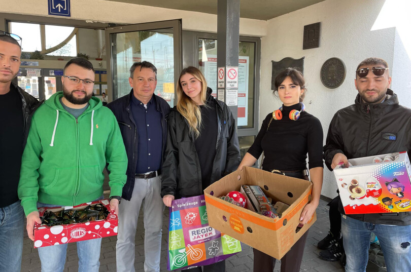 Vittoria de Savoia, bénévole de l'association  Odysée de la Paix, auprès des réfugiés ukrainiens à la frontière Hongrie/Ukraine en mars 2022.