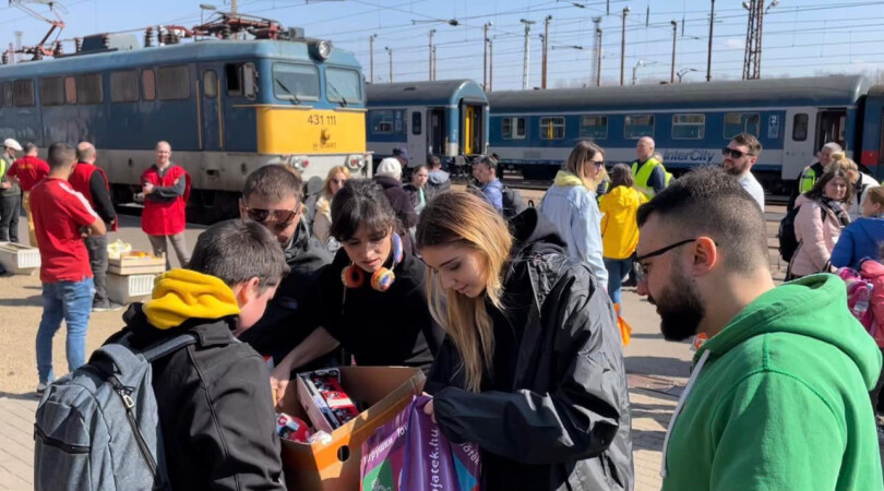 À la gare de Záhony, en Hongrie, la jeune princesse a participé à la campagne d'aide de l'association Odyssée de la Paix en mars 2022.
