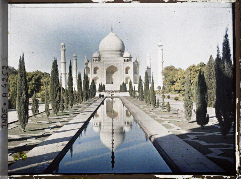 Autochrome représentant le grand canal axial et le mausolée du Taj Mahal, en Indes, en 1913.