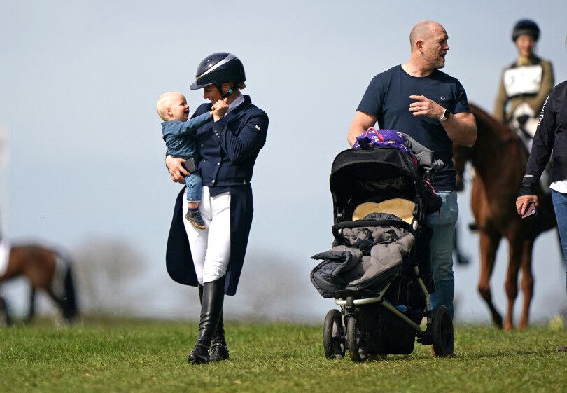 Zara Tindall avec son fils Lucas aux concours hippiques de Burnham Market, le 14 avril 2022.