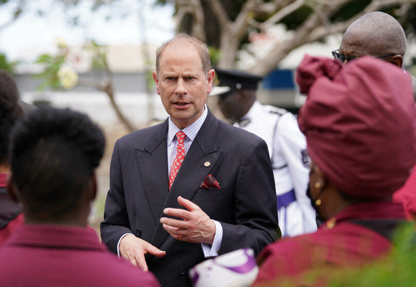 Plusieurs artisans et créateurs discutent avec le prince Edward à Antigua-et-Barbuda.