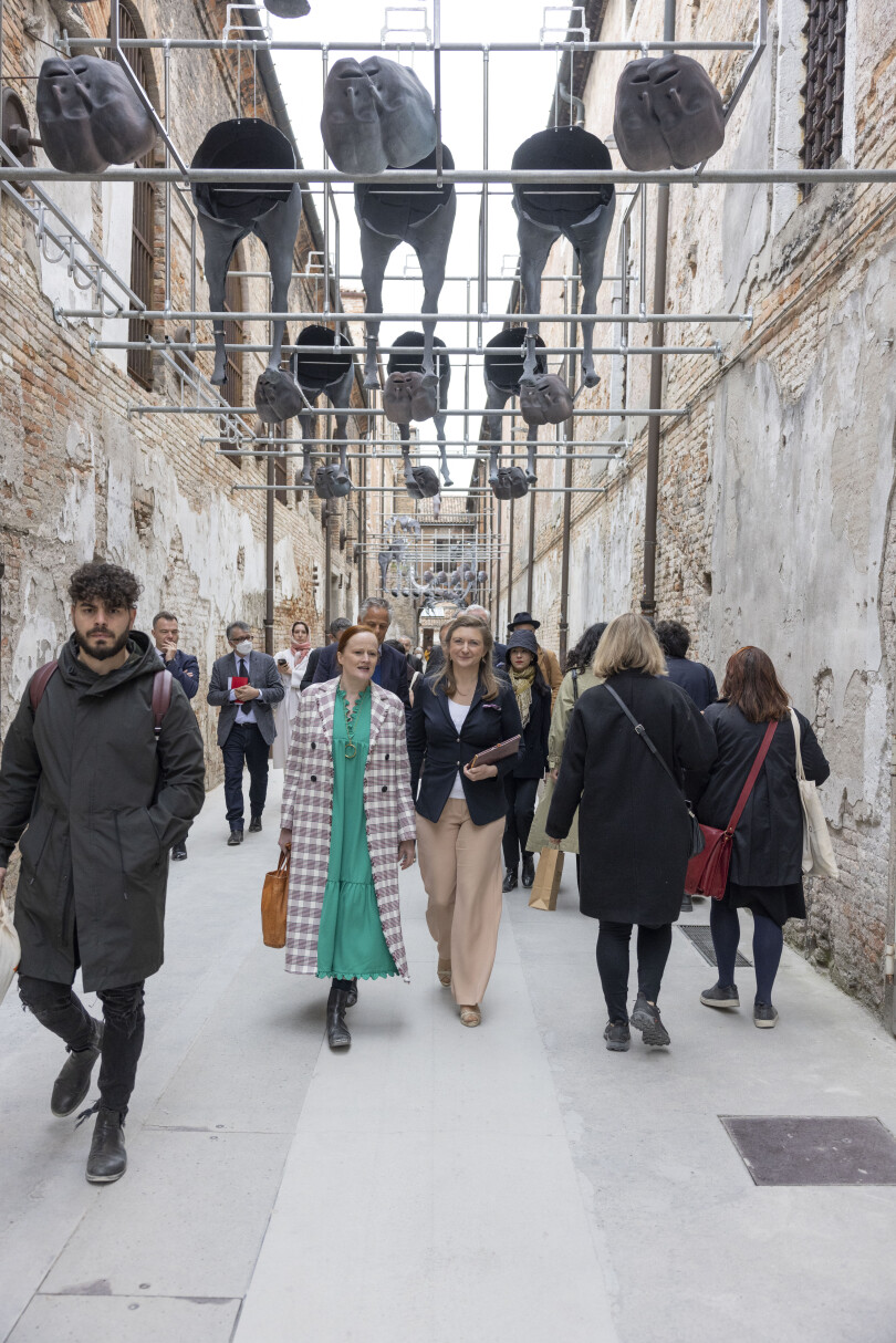 La grande-duchesse héritière et Bettina Steinbrügge à Venise, en avril 2022.
