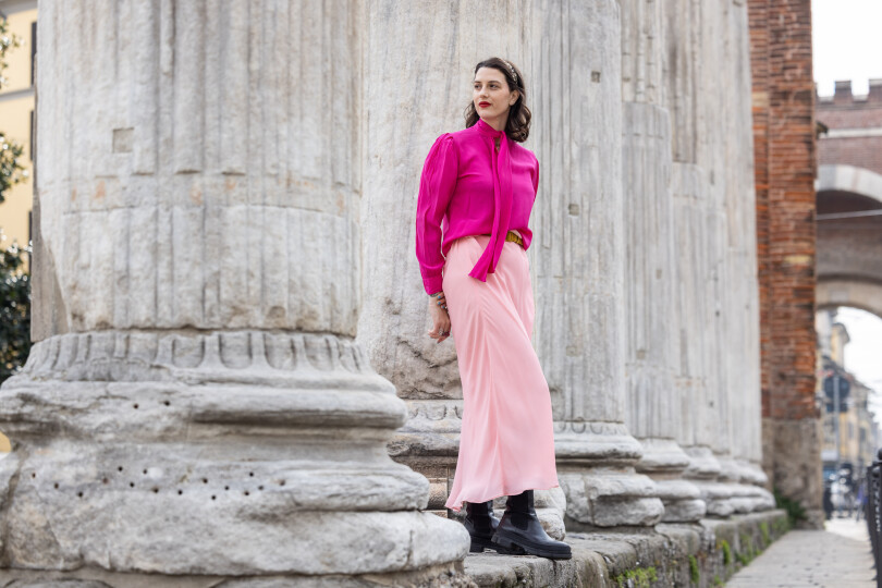 Madina Visconti di Modrone pose devant les colonnes de San Lorenzo, à Milan.