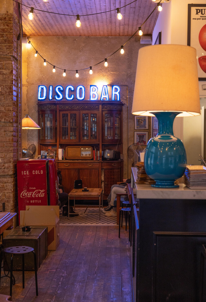 Le B Cafè est situé juste en face de l’atelier de Madina Visconti di Modrone, à Milan.