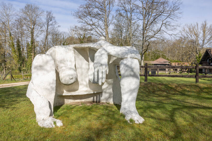 Dans le jardin de Dina Vierny, on découvre La Femme abri, oeuvre de Robert Couturier.