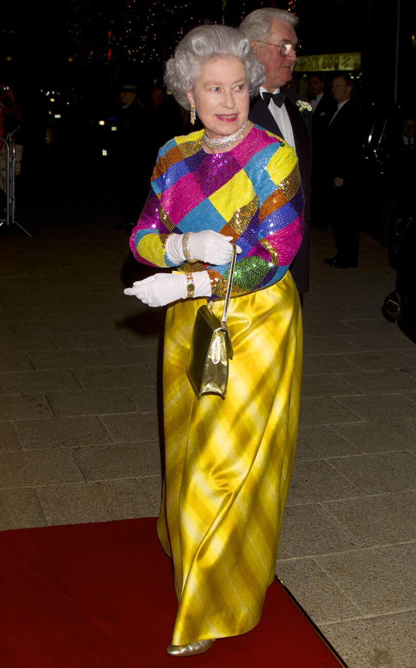La reine Elisabeth II assiste au Royal Variety Performance à l'Hippodrome de Birmingham, en Angleterre, le 29 novembre 1999.