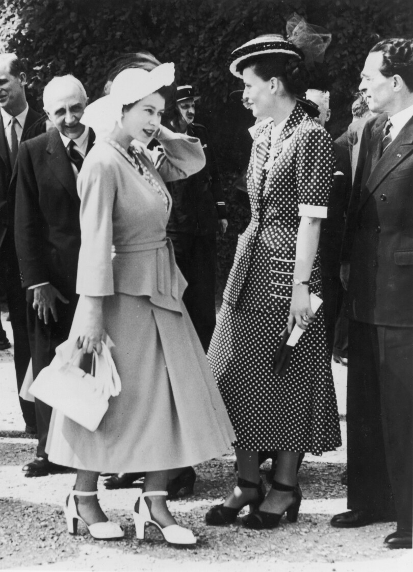 La princesse Elisabeth discute avec l'épouse du ministre français Georges Bidault, dans le jardin du château de Versailles, le 16 mai 1948.