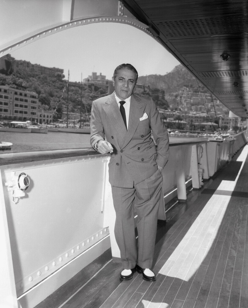 Aristote Onassis sur son yacht, le Christina, à Monaco, en 1958.