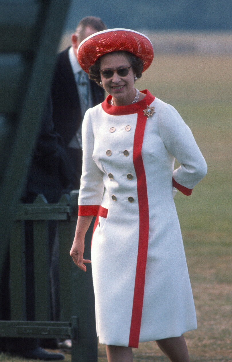Célèbre pour ses couvre-chefs, la reine Elisabeth II arbore un chapeau à bord breton, à un match de polo au Windsor Great Park, en Angleterre, le 17 juin 1976.