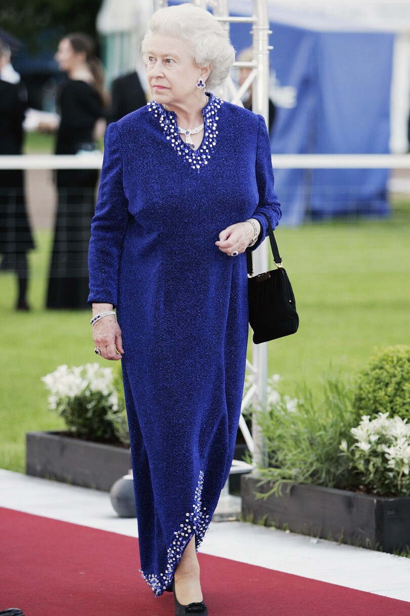 La reine Elisabeth II, en robe de style caftan fendue sur le devant, à une soirée au Royal Windsor Horse Show, en Angleterre, le 12 mai 2006.