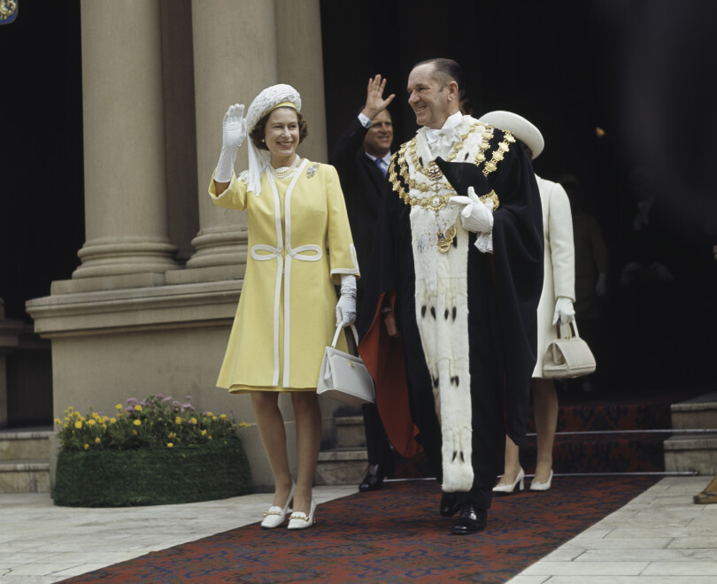 Élisabeth II, avec des robes légèrement raccourcies, salue la foule en compagnie d'Emmet McDermott, lord-maire de Sydney, lors de leur tournée en Australie, en mai 1970.