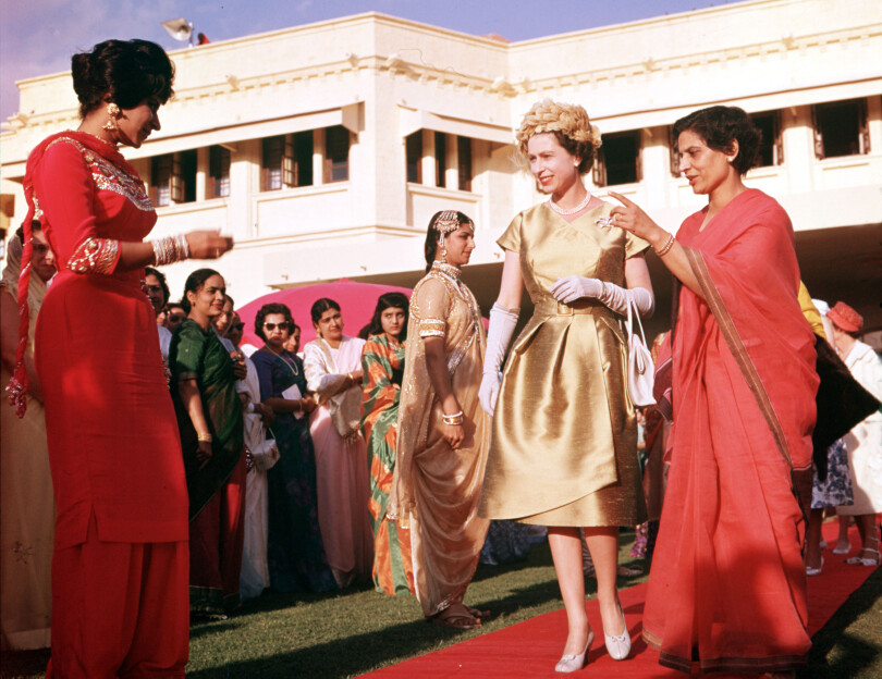 Elisabeth II à l'occasion d'un défilé costumé à Karachi, au Pakistan, en 1961.
