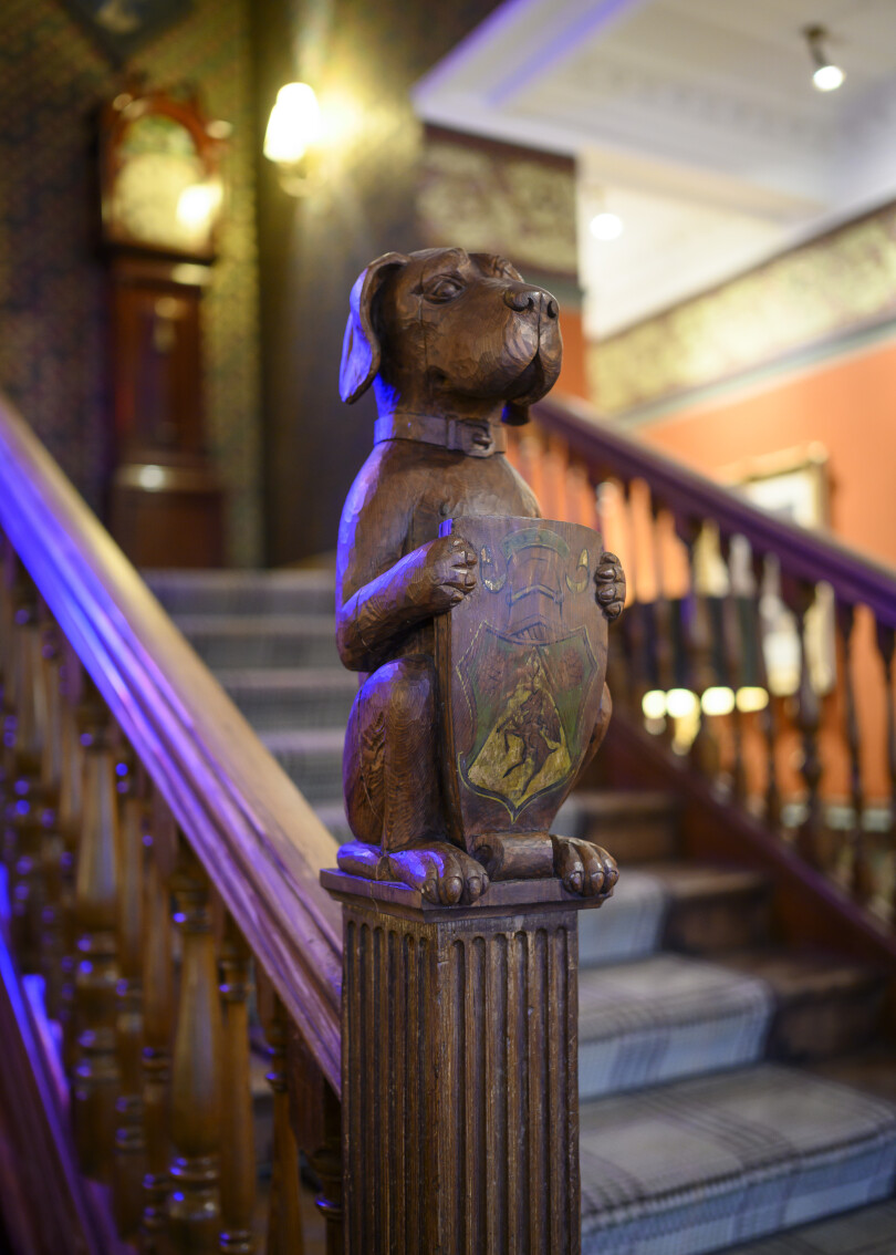 L'escalier d'honneur du Fife Arms, en Écosse.
