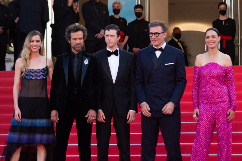 Matilda Lutz, Romain Duris, Finnegan Oldfield, Michel Hazanavicius et Bérénice Bejo au Festival de Cannes, le 17 mai 2022.