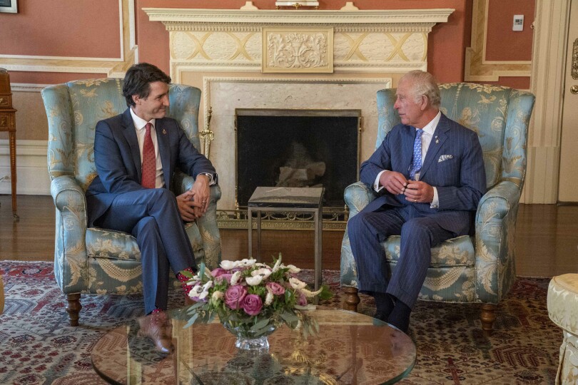 Charles et Justin Trudeau à Rideau Hall, à Ottawa, le 18 mai 2022.