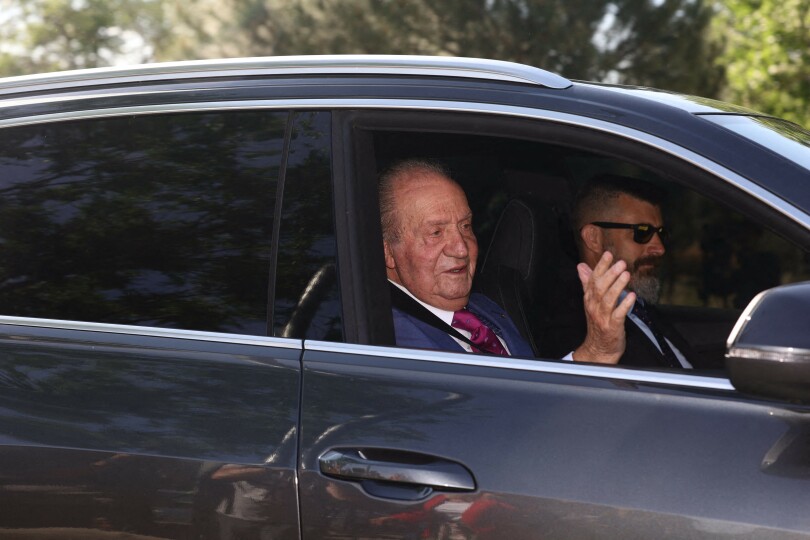 Juan Carlos à son arrivée à la Zarzuela, le 23 mai 2022. Il s'est notamment entretenu avec son fils Felipe VI.