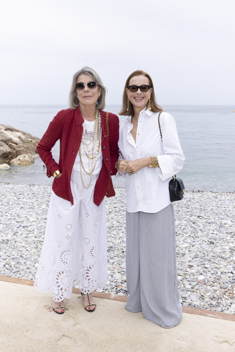 La princesse de Hanovre et Carole Bouquet sur la plage du Monte-Carlo Beach.